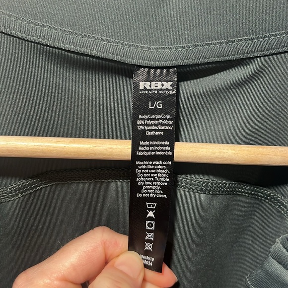 Zip-up Long-sleeve Sports Top - Picture 8 of 12